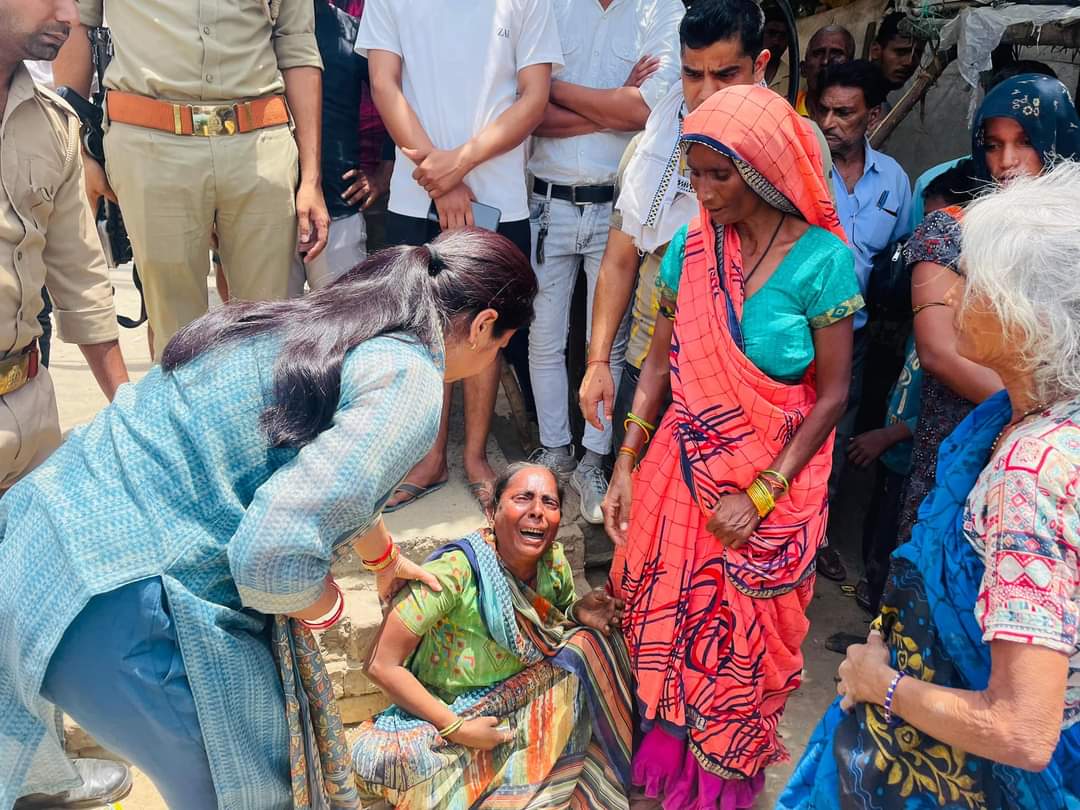 AshishSingh_BJP's tweet photo. विधानसभा क्षेत्र #बिलग्राम_मल्लावां के #मल्लावां_नगर में ट्रक पलटने से 8 लोगों के आकस्मिक निधन व 1 बच्ची के घायल होने की खबर पर धर्मपत्नी #प्रतिभा_सिंह ने पहुँचकर गमगीन परिजनों से भेंट कर ढाँढस बंधाया व अपनी शोक संवेदना व्यक्त की।।
माननीय मुख्यमंत्री जी को घटना से अवगत करा दिया गया है , माननीय मुख्यमंत्री जी ने घटना को संज्ञान में लेते हुए हादसे में अपनी जान गंवाने वाले परिजनों की हरसंभव मदद करने के लिए उच्चाधिकारियों को निर्देशित किया है।। 
ईश्वर पुण्य आत्माओं को अपने श्री चरणों में स्थान दें व परिवारीजनों को इस असीम दुःख को सहन करने की शक्ति प्रदान करें।।
ॐ शांति।।