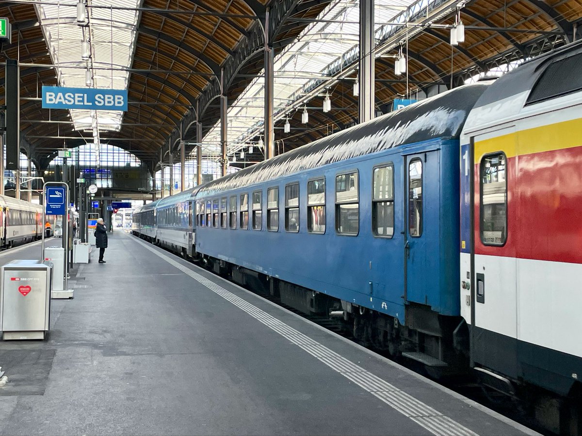 AndreasWiede's tweet photo. Good morning from #Basel🇨🇭SBB. Spotted a few minutes ago: the #ÖBB 🇦🇹 #nightjet 408 from #Berlin 🇩🇪 to #Zurich🇨🇭with through cars from #Prague 🇨🇿. A very colourful consist, on the last leg to Zurich hauled by two #SBB🇨🇭#Re460 electrics. (Power output: 8,180 hp each.)
@unsereOEBB https://t.co/fTzhy7ghGk