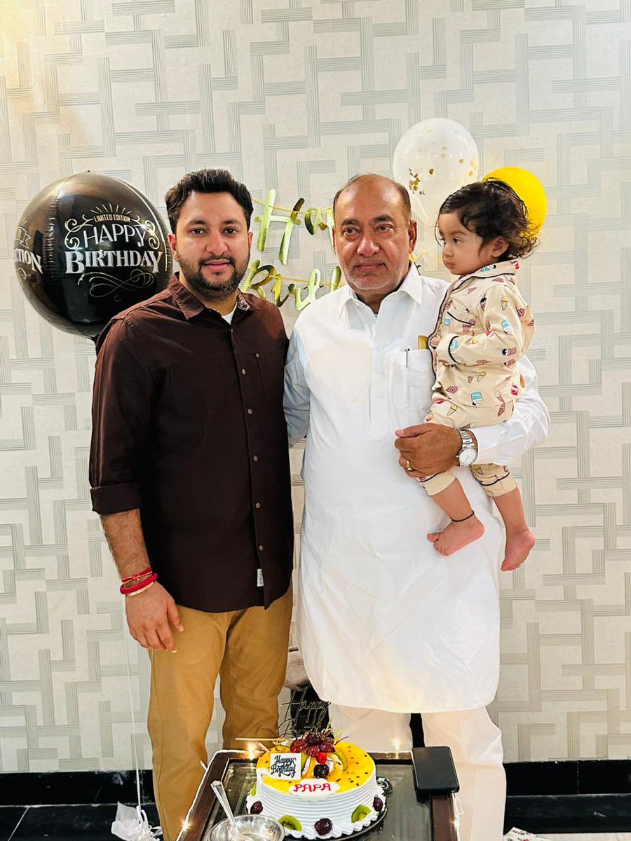 ankurmehta_adv's tweet photo. Happy Birthday Papa! 

#HappybirthdayAKM https://t.co/0yWRXr6Sch