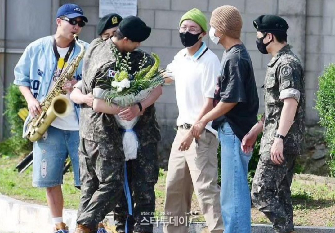 taesthetic7_'s tweet photo. JIN IS FINALLY BACK FROM MILITARY 😭💜
 
#Jin_Discharge 
#WelcomeBackJin
#JinIsComing https://t.co/Xnc5FnkfHp