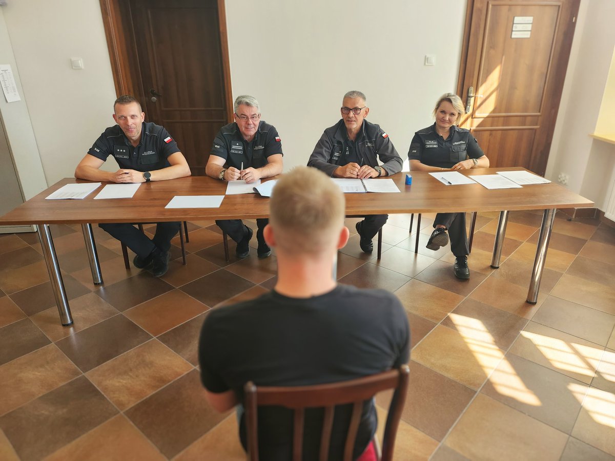 AresztSuwalki's tweet photo. 🙂 Cieszymy się, że tak liczna grupa (ponad 15 🧒) wartościowych kandydatów ubiega się o przyjęcie do Areszt Śledczy Suwałki 👍
🆕 dzisiaj realizujemy kolejne etapy ich postępowania kwalifikacyjnego 👮🫡👮
Trzymamy kciuki ✊
#chcedoSW
#wiedzaoSW https://t.co/cNSbR1CM96