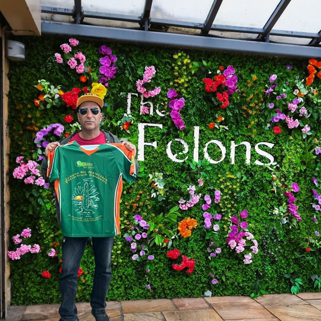 thefelonsclub's tweet photo. We welcomed Tom Morello from Rage against the Machine to the Felons.
"I think you're class."

Chuirfimid fíorchaoin fáilte roimh Tom Morello from Rage against the  Machine go Cumann na Meirleach.
 
"Silim gur iontach sibh." https://t.co/xLFkATaqOd