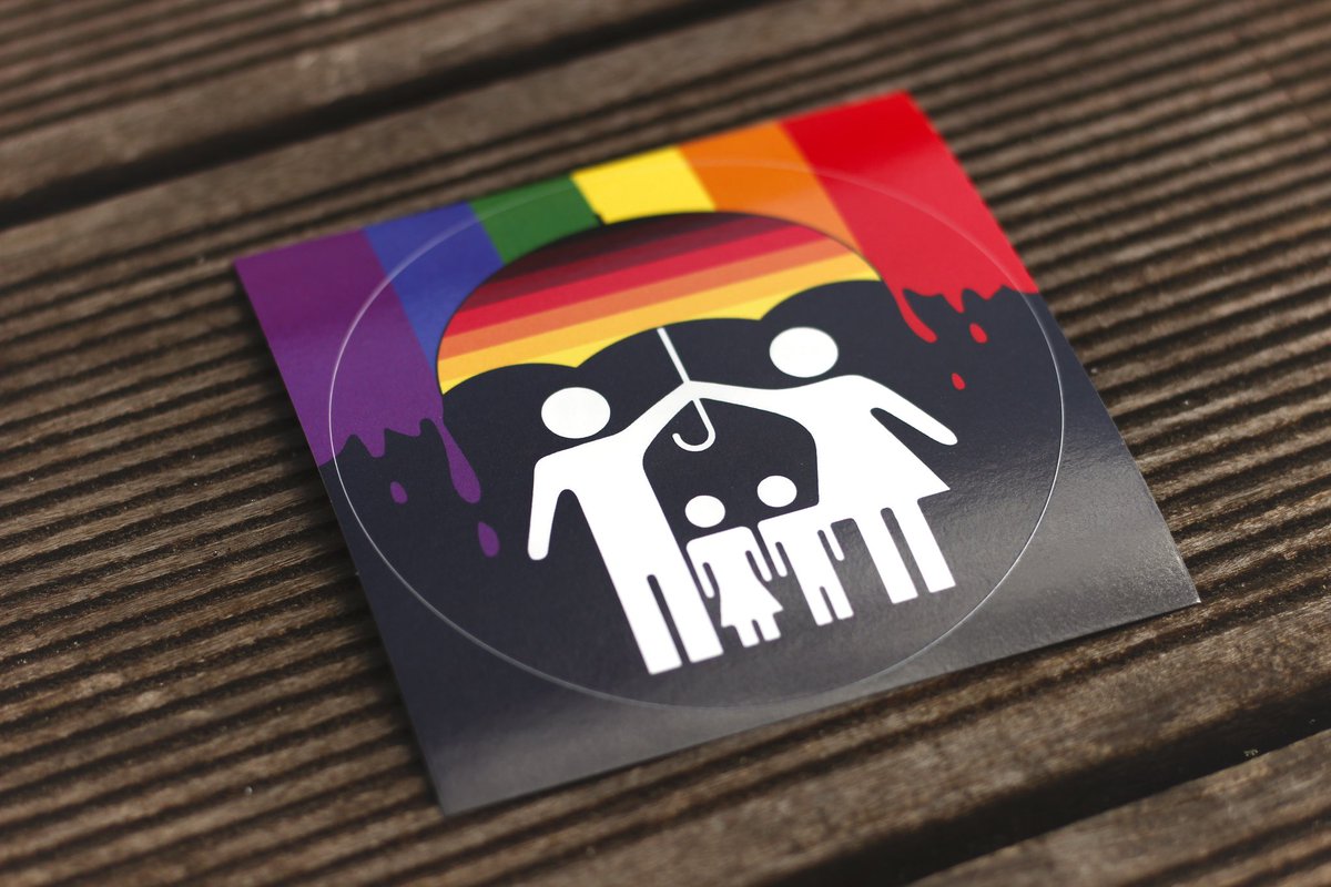 Unsere Familien-Sticker zum #Stolzmonat #STLZMNT sind limitiert und daher nur koch so lange der Vorrat reicht!🌈❌

Die #Stolzmonat Aufkleber haben wir für euch nachgeordert, welche bis zum Sonntag 15% reduziert sind.♨️
Über 5000stk. konnten wir schon versenden. Wir danken euch🇩🇪