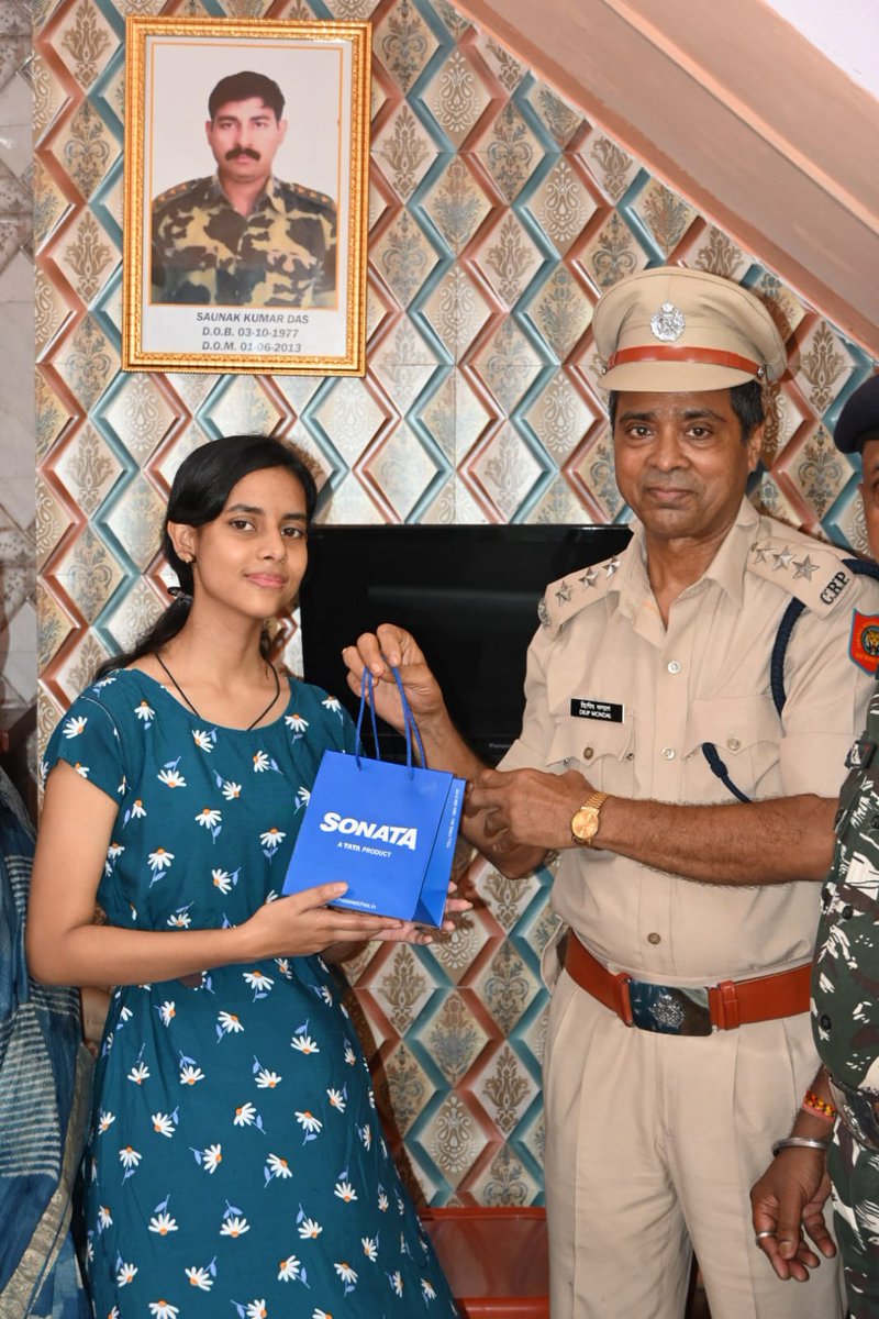Honoring the memory of Shaheed Saunak Kumar Das, Asst Comdt, in the most beautiful way. A heart-touching initiative by GC CRPF Durgapur. The joy on Miss Subhani’s face, daughter of Shaheed Saunak Kumar Das, Asst Comdt, celebrating her birthday at her home in Howrah, W.B.