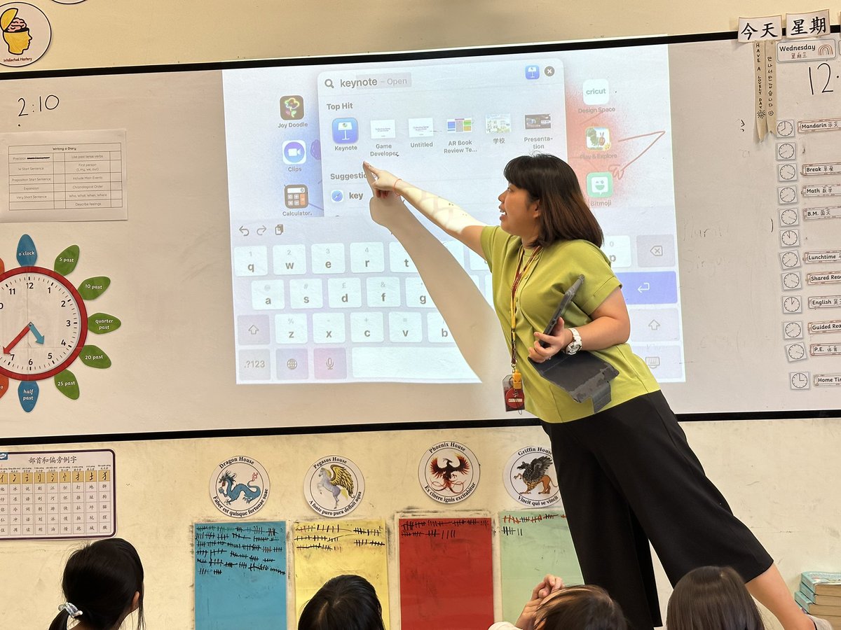 LingLitWong's tweet photo. 3Malala Bilingual students surprise dad with a personalized picture book this Father's Day! We learnt how to easily remove backgrounds using Keynote to create a unique and heartfelt gift. 📸🎁 #FathersDayGift #PictureBook #KeynoteTutorial #我爸爸绘本 @HELPISKL @AppleEDU https://t.co/sftU9gmSNI