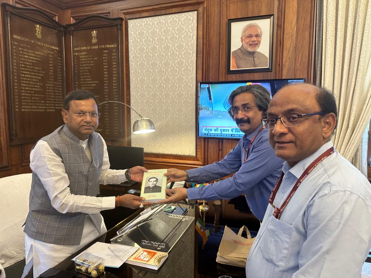 mppchaudhary's tweet photo. नई दिल्ली में स्थित वित्त मंत्रालय में मंत्रालय के अधिकारियों के द्वारा मुझे शिष्टाचार भेंट कर मोदी सरकार 3.0 में पुनः केंद्रीय वित्त राज्य मंत्री का पदभार ग्रहण करने पर अपनी शुभेच्छा को व्यक्त की।

आप सभी भी विकसित भारत के साथ-साथ भारत को तीसरी सबसे बड़ी अर्थव्यवस्था बनाने की दिशा में ऊर्जावान सहयोगी साथी एवं टीम के रूप में कार्य करके मोदी सरकार 3.0 के लक्ष्य को माननीय प्रधानमंत्री श्री @narendramodi जी के नेतृत्व में पूरा करेंगे।

#PankajChaudhary #ModiGovernment #ModiCabinet #MinistryofFinance 

@FinMinIndia @officeofPCM @SPMCILINDIA @PIB_India @DDNewslive