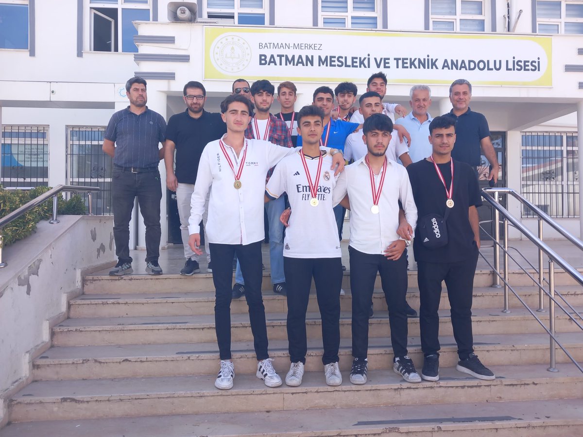 Okulumuzda düzenlenen futbol turnuvası 12-C Makine Teknolojisi sınıfının şampiyon olup kupa almasıyla tamamlandı. Öğrencilerimiz arasında büyük rekabet havasında geçen futbol turnuvası öğrencilerimiz için yıl sonunun en eğlenceli etkinliği haline geldi.🏃🏆⚽️🥇