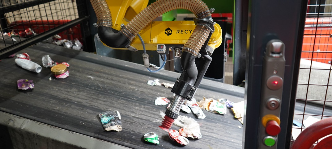 Recyclingportal's tweet image. Veolia has unveiled an innovative robotic arm at its Southwark Integrated Waste Management Facility (IWMF) to optimise operations and make recycling more effective. #Recycleye #roboticsorting #VeoliaUK
recyclingportal.eu/Archive/85258