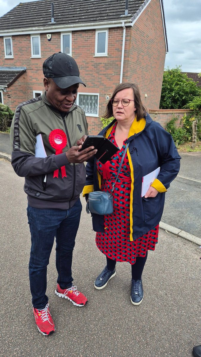 carolewilliams's tweet photo. It is incredible to be part of the amazing #HackneyonTour crew, working hard to get @Gen_Kitchen_WR relelcted to parliament https://t.co/wgz872aDpv