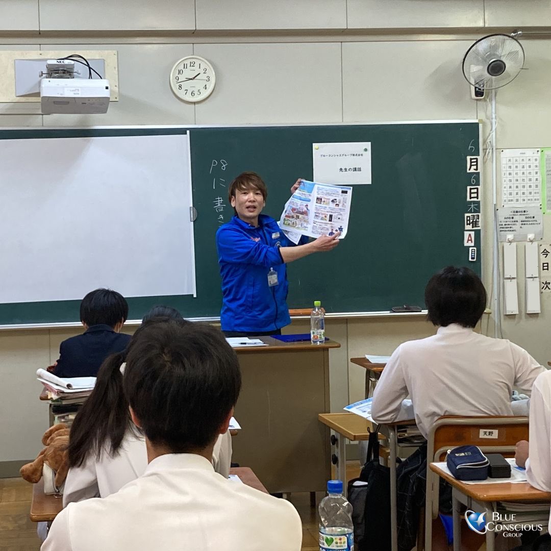 blue_conscious_'s tweet photo. 先日、弊社の営業社員が生野未来学園の8年生(中学2年生)に向けて、職業講話をさせていただきました🏫👨‍🏫
営業職やスマートハウスについて等、様々なお話をさせていただきました🗣
今回の講話を通して、少しでも生徒の皆さんに弊社のお仕事について知ってもらえたら幸いです☺️
#ブルーコンシャスグループ https://t.co/iO8HXmVJMN