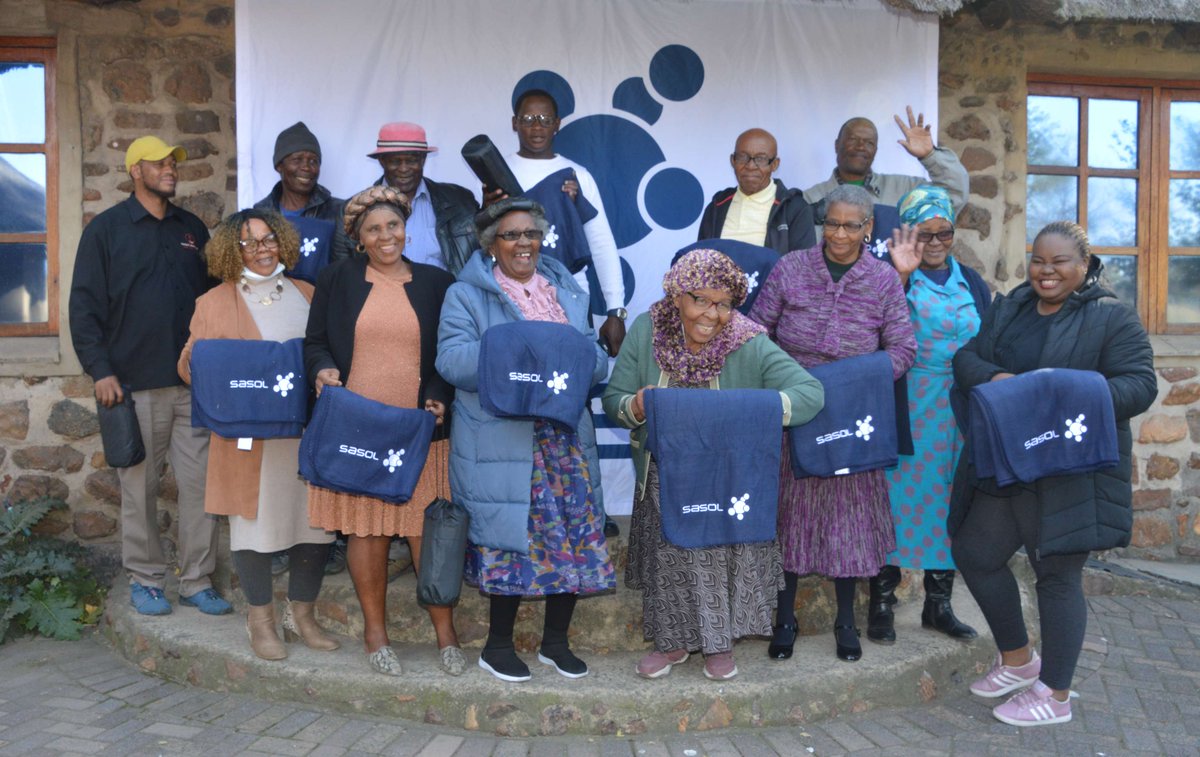 On May 31, 2024, as winter approached in South Africa, we donated 375 blankets to 10 NGOs in Metsimaholo, supporting seniors and people with disabilities. Read more society.sasol.com/sasol-donates-… #SasolinSociety #SasolForGood #BridgeToWork #YouthMonth