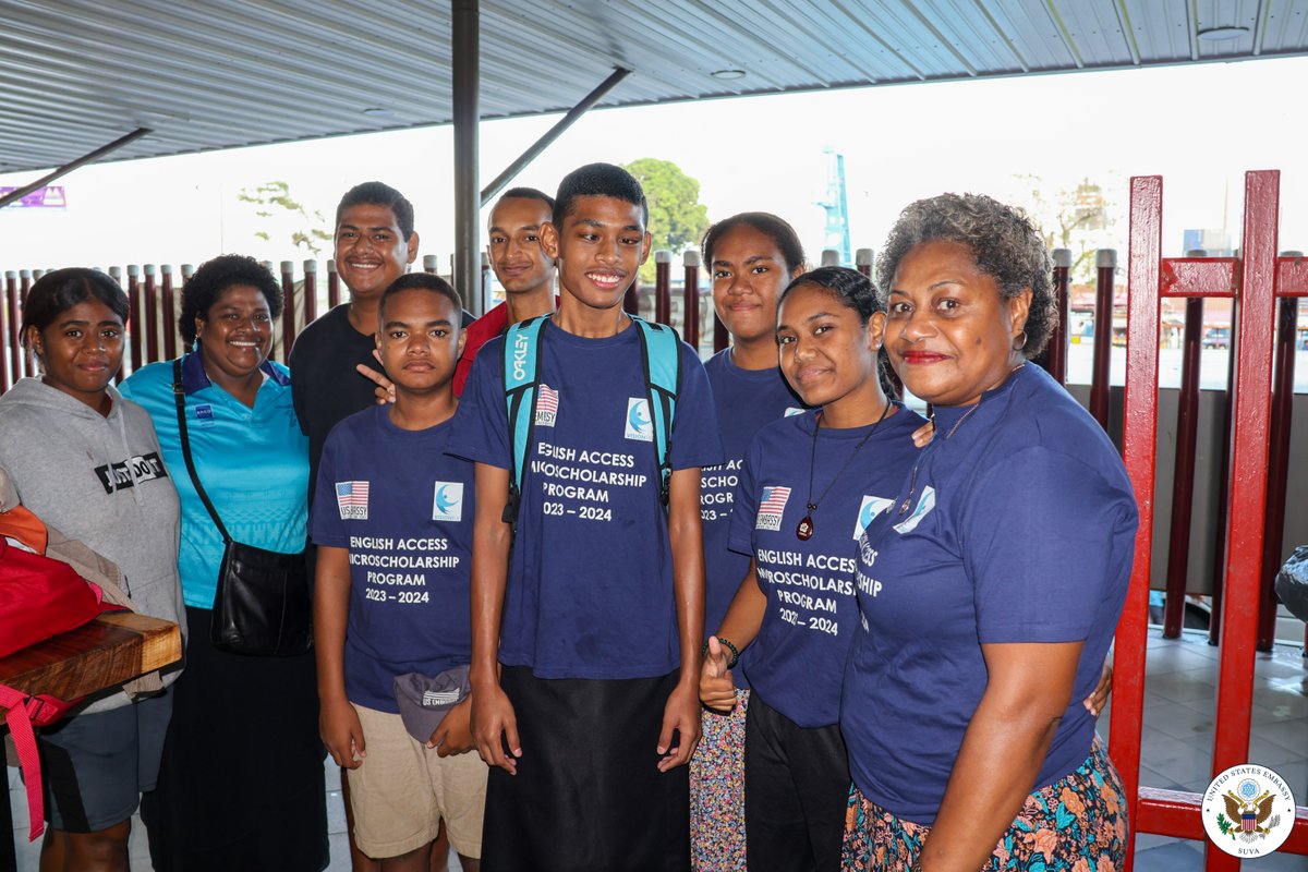 USEmbassySuva's tweet photo. 🇺🇸🌱🇫🇯 Our Embassy Youth Council teamed up with @wwfpacific youth volunteers to plant vetiver grass along the Rewa delta to commemorate World Environment Day. The team were delighted to be joined by students from our English Access Microscholarship Program! https://t.co/oOZpU6yfXH