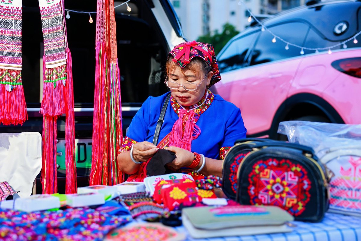 HiHainan's tweet photo. On June 10, the annual #Hainan #IntangibleCulturalHeritage (#ICH) Shopping Festival was held at Haikou’s Dongpo Laomatou Plaza, with vendors selling #LiBrocade, Li #Pottery, Li Cowhide Stools, Dongpo Hats, Miao #Embroidery, #PartridgeTea, Ding’an Pork #Zongzi, and more.#HainanFTP https://t.co/tf67ziwnFp