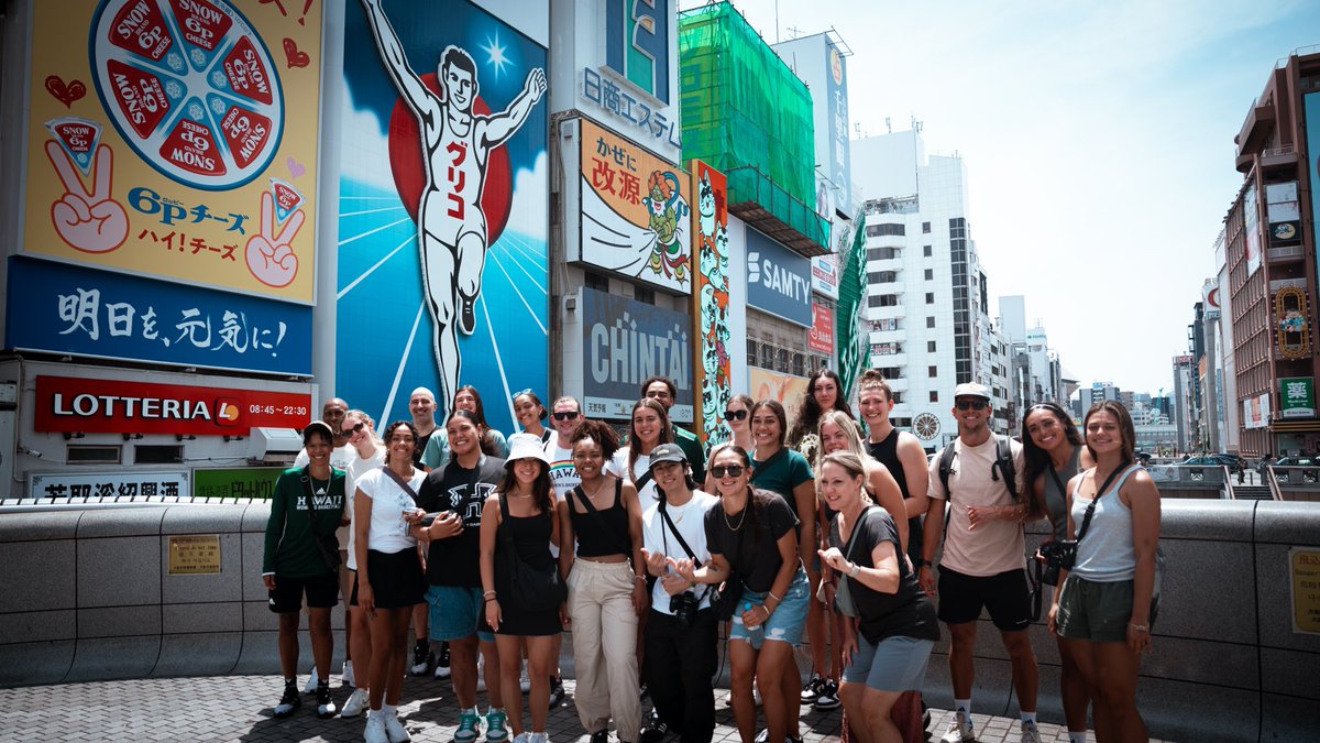 HawaiiWBB's tweet photo. Taking in the Osaka experience!
🏯 Osaka Castle
🍜 Dotonbori
🐟 Osaka Aquarium Kaiyukan
#GoBows #SISTAHHOOD #BowsInJapan https://t.co/Od77qJgGeh