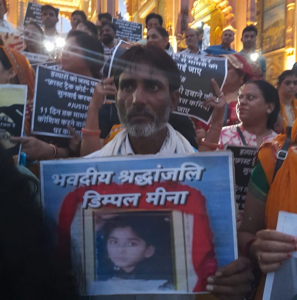 Eryadjorwal's tweet photo. एक बाप अपनी बेटी,जो अब इस दुनिया में नहीं है, उसके इंसाफ के लिए 1 महिने से राजस्थान के जातिवादी सिस्टम से लड़ रहा है। कुछ दिन बाद ये तो लड़कर हार जाएगा लेकिन राजस्थान सरकार, प्रशासन और मीडिया की चुप्पी इंसानियत को खत्म करने के लिए इतिहास में दर्ज होगी।
#JusticeForDimpleMeena https://t.co/x1JCelgiel