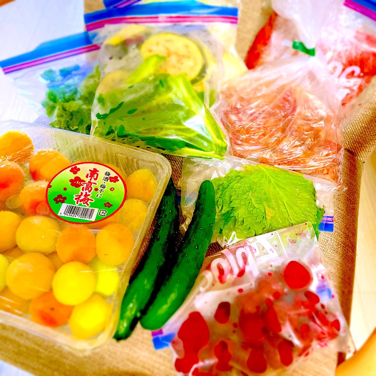 buchi_koiaka's tweet photo. 父の日に夫さんが
静岡の深蒸し新茶を父に送ってくれてて
一緒に兄にも御中元で送ってくれていました。

両親は無類の緑茶好きなので大喜びして『すごい美味しい…びっくりした！』って驚いて電話がありました😆

その御礼に今日はりょうしんからたっぷりの荷物が！
兄からは毎度の箱一杯のコレ😆 https://t.co/f72283dbyC