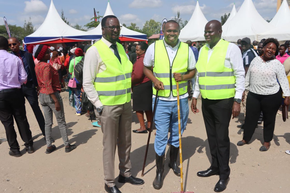 LandsHousEnergy's tweet photo. Tupo site!
CECM Hon.Nathaniel Nganga and Chief Officers in the Department of Lands,Housing,Urban Development and Energy at the
โNgarisha Mtaa na Governor Wavinyaโ event at Athi River Chiefโs Camp
#SafishaMachakosProgram https://t.co/teBHloOfc1