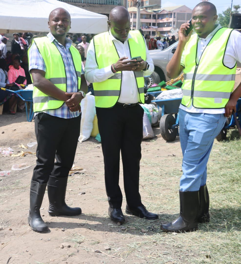 LandsHousEnergy's tweet photo. Tupo site!
CECM Hon.Nathaniel Nganga and Chief Officers in the Department of Lands,Housing,Urban Development and Energy at the
โNgarisha Mtaa na Governor Wavinyaโ event at Athi River Chiefโs Camp
#SafishaMachakosProgram https://t.co/teBHloOfc1