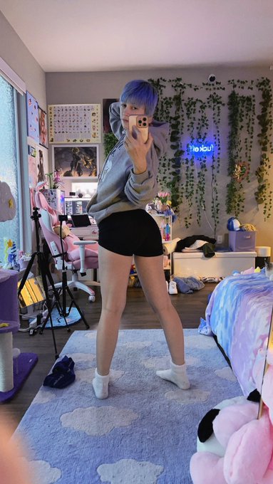 Streaming 🙂&zwj;↕️ https://t.co/LDq96MoQLS https://t.co/fgmgS4PaqR