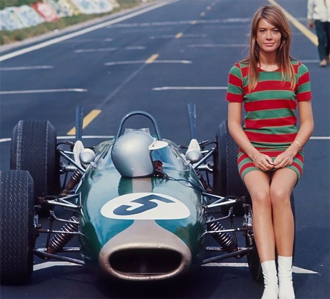 faustianovich's tweet photo. Adiós a la divina Françoise Hardy, un adiós que nos deja a 'Tous les garçons et les filles' tristes y huérfanos. Cantante francesa, y también actriz: GRAND PRIX, de John Frankenheimer; ¿QUÉ TAL, PUSSYCAT?; MASCULINO, FEMENINO, de Godard; UNE BALLE AU COEUR...
Descanse en paz. https://t.co/DtQJMD0pWu