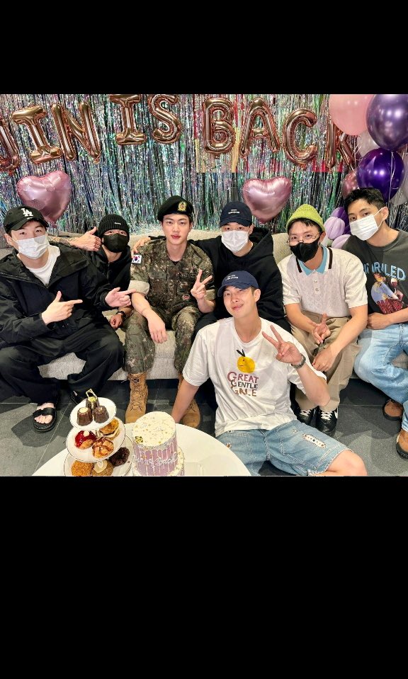 JulyanaGomes's tweet photo. Meu OT7 juntinhos é real 🥹💜 https://t.co/m9nJQIge1R