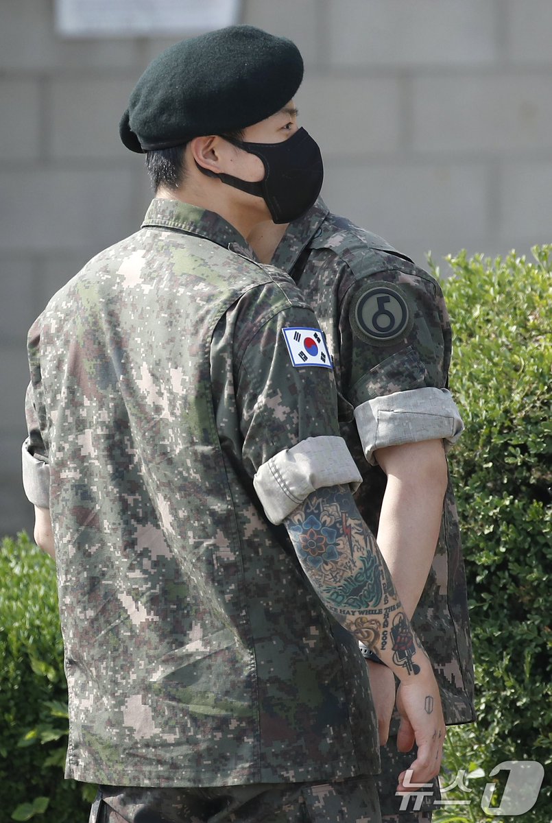 JJK_Times's tweet photo. jungkook’s back, his eyebrows, his chin, his tattoo, love everything about him 🩶 https://t.co/jUzaSL0Ngo