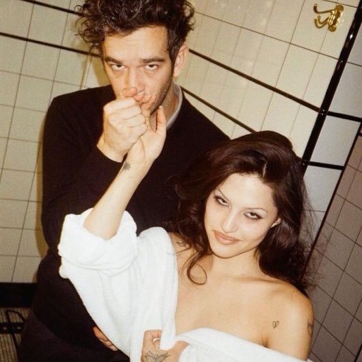 the1975_thteam's tweet photo. matty healy and gabbriette bechtel fucking for life!!! https://t.co/fMqkO0xZv5