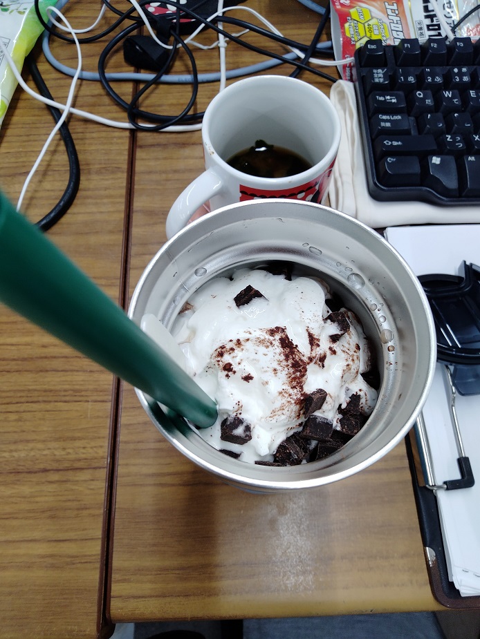 thanksarigato1's tweet photo. あいかわらず映えてなく、あいかわらずチョコチップ追加。
#SBUX #Starby #Dark_Mocha_Frappuccino https://t.co/JOK4vpVcG5
