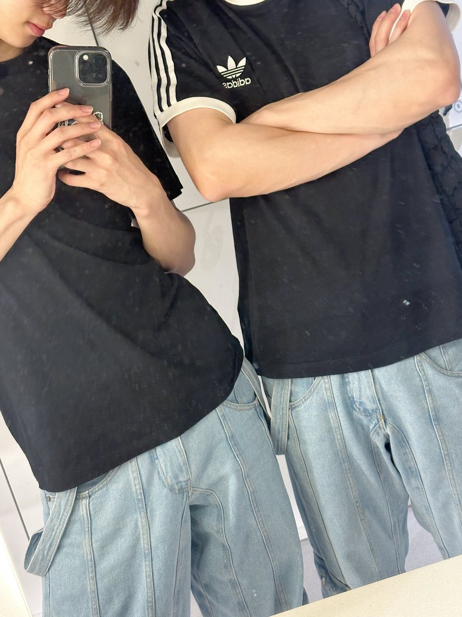 k weverse update with fuma

They’re wearing the same pants 🤭
#andTEAM_Ｋ #andTEAM_FUMA