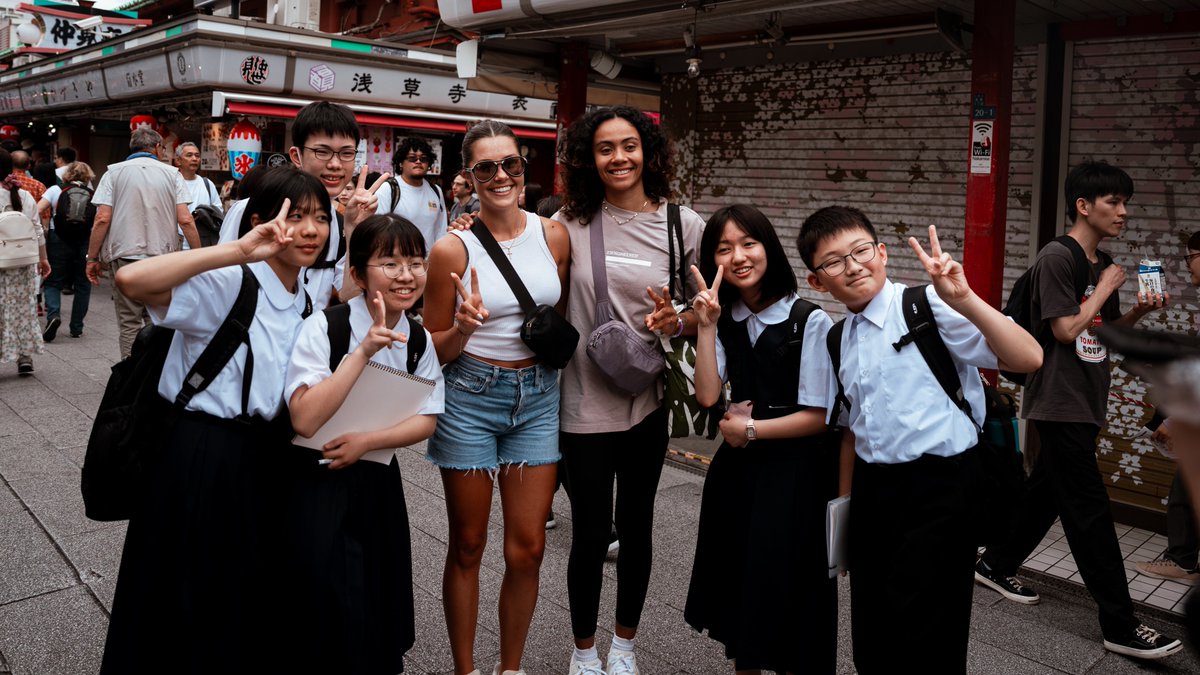 HawaiiWBB's tweet photo. Ashley Thoms and Olivia Davies find good fortune during Japan trip
#BowsInJapan update ➡️ https://t.co/01EKKTlxk4
#GoBows #SISTAHHOOD https://t.co/AX2PKW3NQf