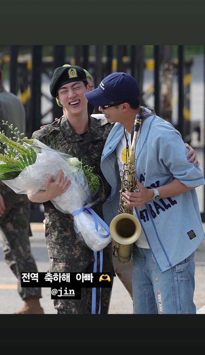 [INSTAGRAM] RM update:

mừng bố xuất ngũ 🫶 @.jin

 <a href="/BTS_twt/">방탄소년단</a> #BTS