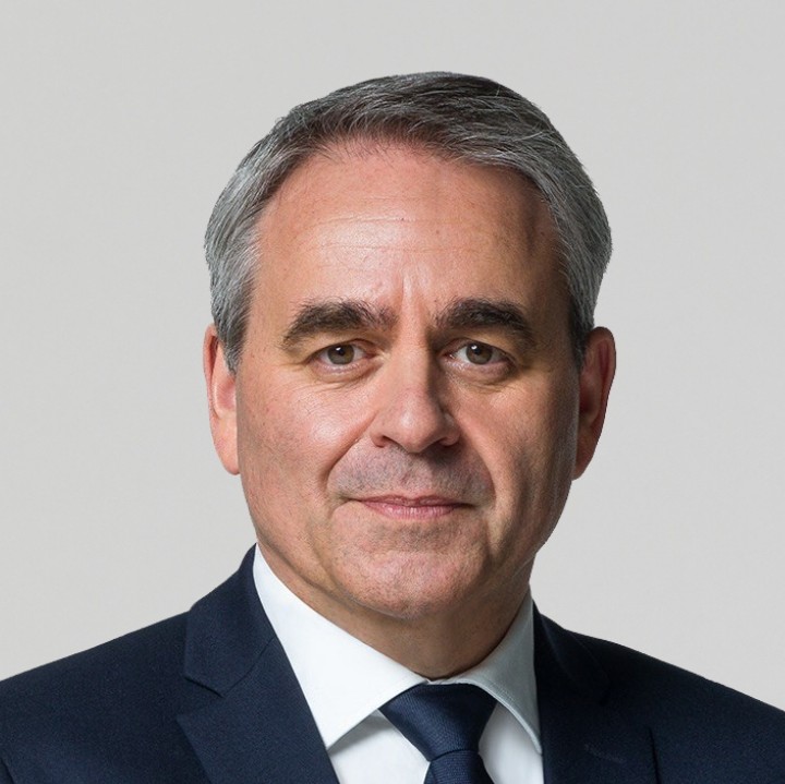 gauchecaca's tweet photo. Xavier Bertrand, l'assureur axonais, est sorti du coma.
Tout ça pour nous dire qu'il est scandalisé par un rapprochement entre certains LR ( Ciotti) et le RN.
C'est sûr qu'après trente ans de coma on ne se rend pas forcément compte que le monde a changé.🤣 https://t.co/g0E8FwnzuB