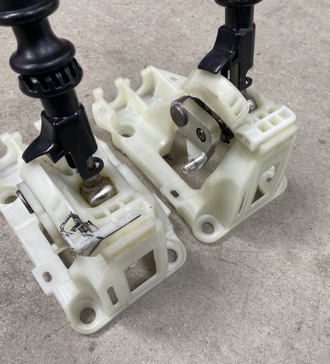 weldage_910's tweet photo. GXPA16
シフトデバイスアップスペーサー
20mmアップ♪
デバイス削る箇所は強度的に大丈夫そうな箇所だったのでオーナー様と相談してカット!
シフトカラーが導入済みなので取付面からトータル26mmアップ(^^) https://t.co/ZkpwaIo57j