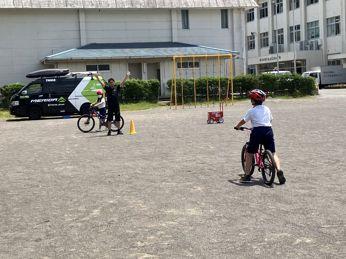MERIDA_BIKES's tweet photo. 【MERIDA キッズクラブ】
大仁北小学校で開催された交通安全教室にて自転車に乗れない子を対象とした補助輪外し講習を行いました！
最初はバランスを取るのも大変だった子も最後にはほとんど乗れるようになりました！
今後も継続して練習を頑張ってください！

#メリダ #merida #meridaxbase https://t.co/zy1b6N5ZqW