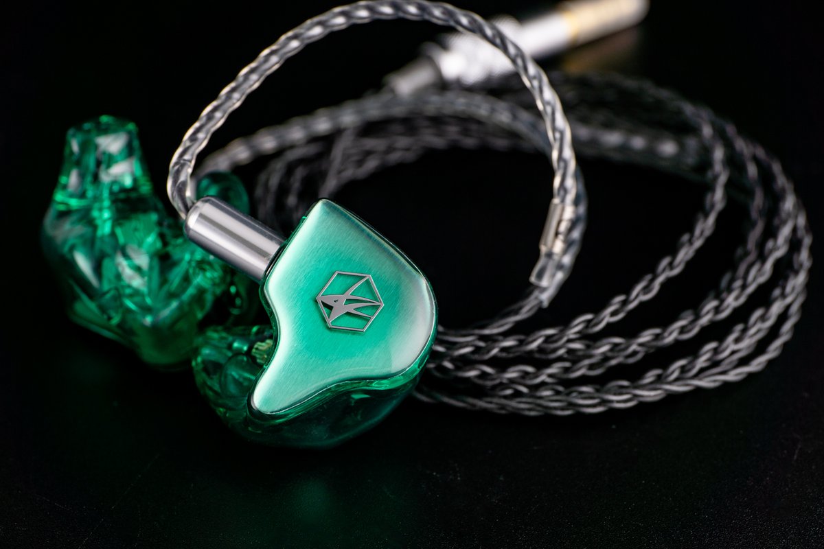 KumitateLab's tweet photo. KL-Lakh Rev2.0 + 『アルミプレート・グリーン着色』

デザインオプションのアルミプレートは、樹脂を被せて着色することができます。ライトグリーンやブルーが人気です✨

さて、くみたてLabは6月末に事務所移転いたします。（続く）

#くみたてLab　#��スタムIEM https://t.co/E1DqIW8qiB