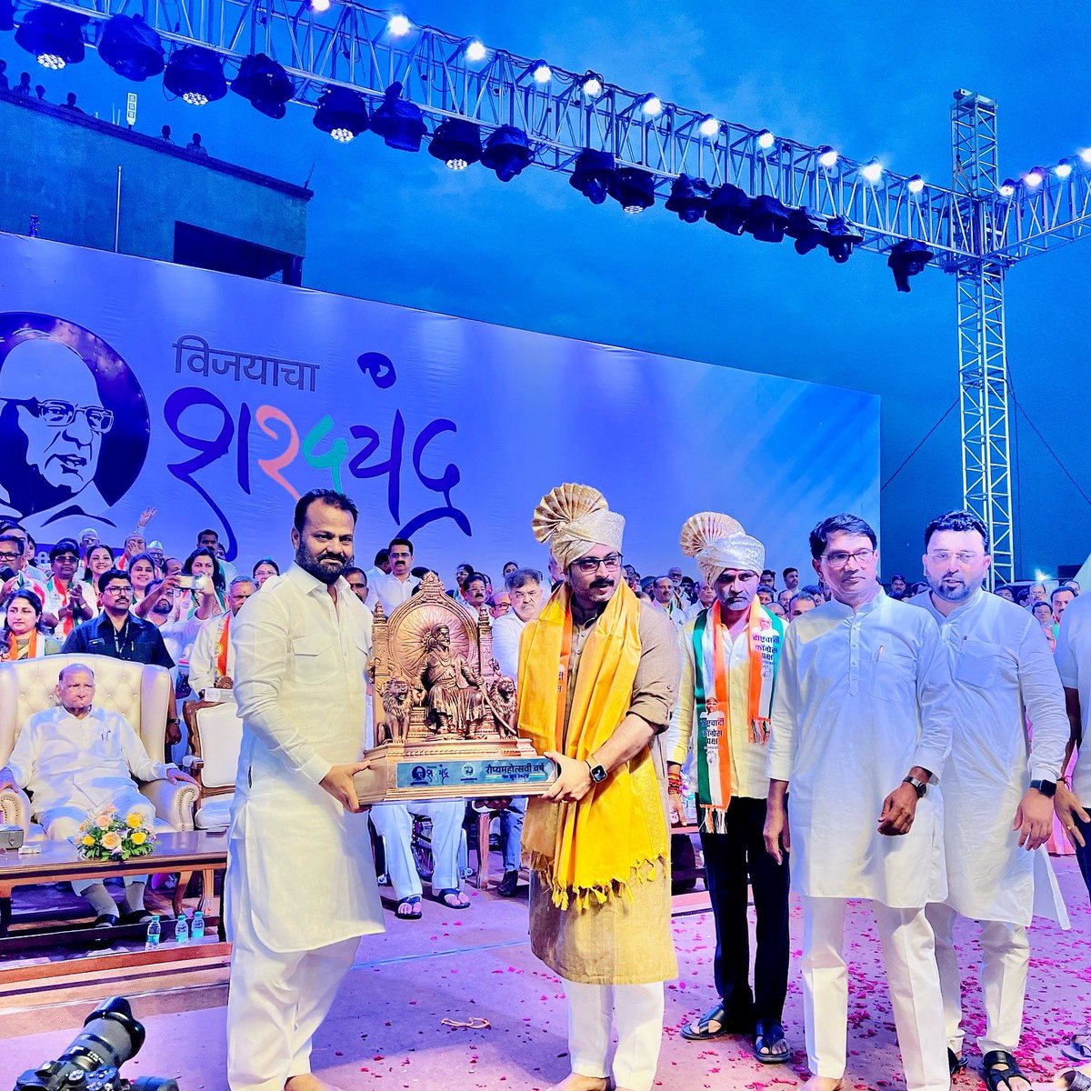 prashant_ncp's tweet photo. ‘राष्ट्रवादी काँग्रेस पार्टी - शरदचंद्र पवार’ पक्षाच्या वर्धापन दिनानिमित्त अहिल्यानगर (अहमदनगर) येथे ‘रौप्यमहोत्सवी राष्ट्रवादी’ हा सोहळा दिमाखात आदरणीय शरदचंद्र पवार साहेब यांच्या प्रमुख उपस्थितीत पार पडला. 
  #Maharashtra #SharadPawar #india https://t.co/Q4pj9TslDz