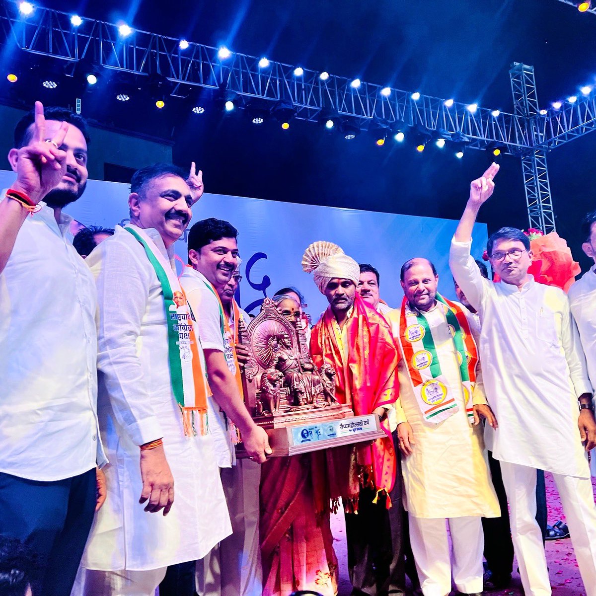 prashant_ncp's tweet photo. ‘राष्ट्रवादी काँग्रेस पार्टी - शरदचंद्र पवार’ पक्षाच्या वर्धापन दिनानिमित्त अहिल्यानगर (अहमदनगर) येथे ‘रौप्यमहोत्सवी राष्ट्रवादी’ हा सोहळा दिमाखात आदरणीय शरदचंद्र पवार साहेब यांच्या प्रमुख उपस्थितीत पार पडला. 
  #Maharashtra #SharadPawar #india https://t.co/Q4pj9TslDz