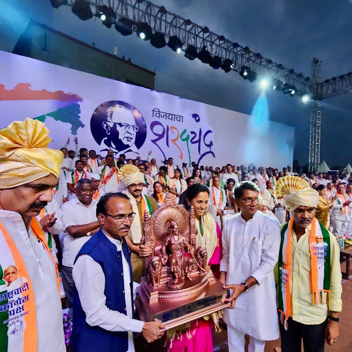 prashant_ncp's tweet photo. ‘राष्ट्रवादी काँग्रेस पार्टी - शरदचंद्र पवार’ पक्षाच्या वर्धापन दिनानिमित्त अहिल्यानगर (अहमदनगर) येथे ‘रौप्यमहोत्सवी राष्ट्रवादी’ हा सोहळा दिमाखात आदरणीय शरदचंद्र पवार साहेब यांच्या प्रमुख उपस्थितीत पार पडला. 
  #Maharashtra #SharadPawar #india https://t.co/Q4pj9TslDz