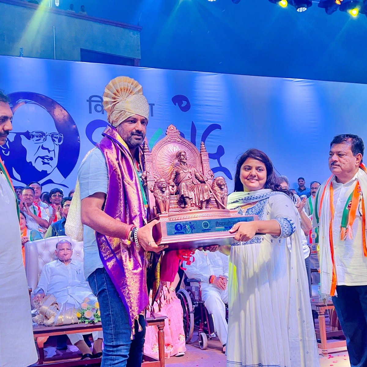 prashant_ncp's tweet photo. यावेळी लोकसभा निवडणुकीत विजयी झालेल्या सर्व बुलंद नेतृत्व असणाऱ्या खासदारांना सन्मानित करण्यात आले. आणि अपयश आलेल्या खासदारांना आदरणीय पवार साहेबांनी शुभेच्छा देऊन सन्मानित केले.
साहेबांनी शेवटी दाखवून दिल 

#ncp 
 #विजयाचा_शरदचंद्र #रौप्यमहोत्सवी_राष्ट्रवादी #ahilyanagar https://t.co/gXV0BMoQXx