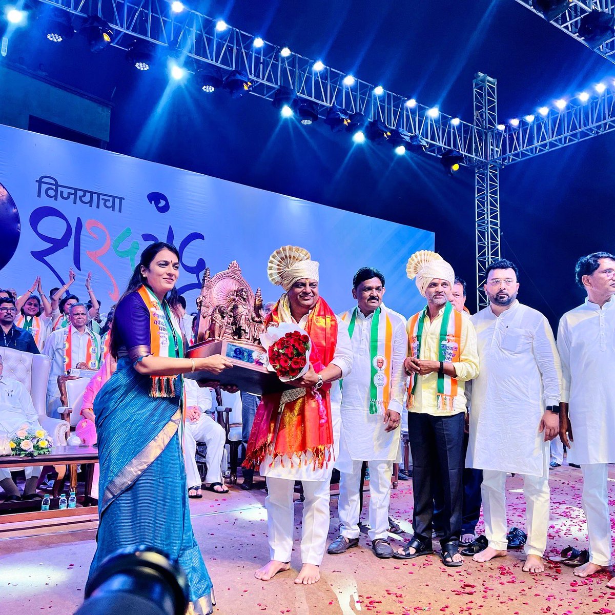 prashant_ncp's tweet photo. यावेळी लोकसभा निवडणुकीत विजयी झालेल्या सर्व बुलंद नेतृत्व असणाऱ्या खासदारांना सन्मानित करण्यात आले. आणि अपयश आलेल्या खासदारांना आदरणीय पवार साहेबांनी शुभेच्छा देऊन सन्मानित केले.
साहेबांनी शेवटी दाखवून दिल 

#ncp 
 #विजयाचा_शरदचंद्र #रौप्यमहोत्सवी_राष्ट्रवादी #ahilyanagar https://t.co/gXV0BMoQXx