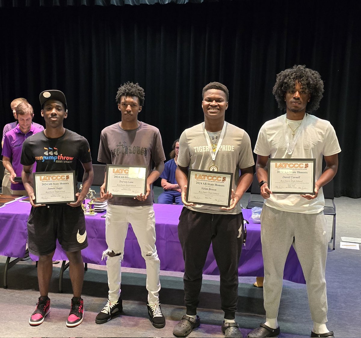 BDtrack's tweet photo. Indoor All-State:
Jamehl Suggs, Travon Lane, Nylan Brown, and David Carnell https://t.co/N9qet7bOkx