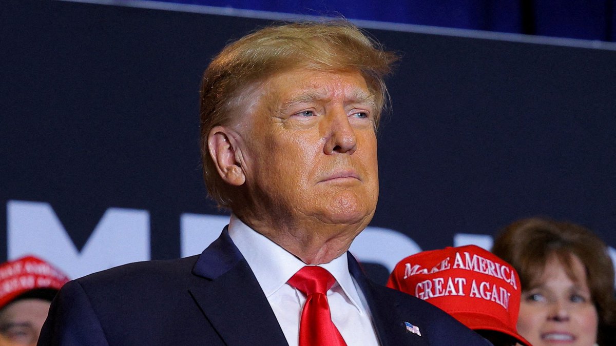 MarioNawfal's tweet photo. TOP TEN MOST POPULAR WIKIPEDIA PAGES (BY NUMBER OF VISITS):

 1. 🇺🇸 United States: 254 million of visitors

 2. 🇺🇸 Donald Trump: 243 M

 3. 🇬🇧 Elizabeth II: 198 M

 4. 🇮🇳 India: 165 M

 5. 🇺🇸 Barack Obama: 161 M

 6. 🇵🇹 Cristiano Ronaldo: 151 M

 7. 🌎 World War II: 145 M

 8. 🇬🇧 United Kingdom: 144 M

 9. 🇺🇸 Michael Jackson: 142 M

10. 🇺🇸 Elon Musk: 135 M

Source: Wikipedia