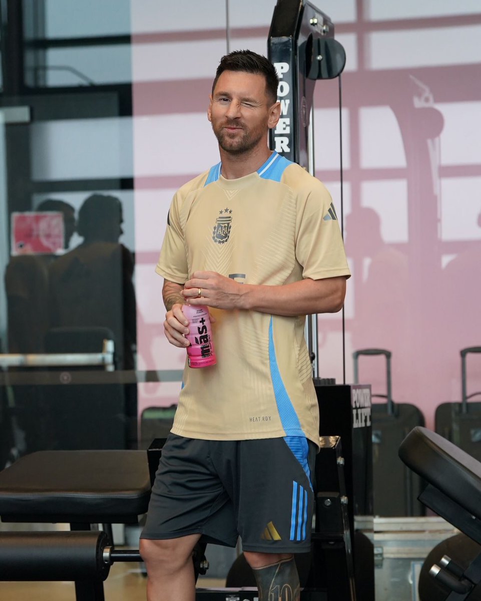 bd_albiceleste's tweet photo. Leo Messi is not missing the chance to promote his new hydration drink, MAS+, during training. 🇦🇷💧⚽ #LeoMessi #MASPlus #Training #Promotion https://t.co/vOcS7Cl3UR