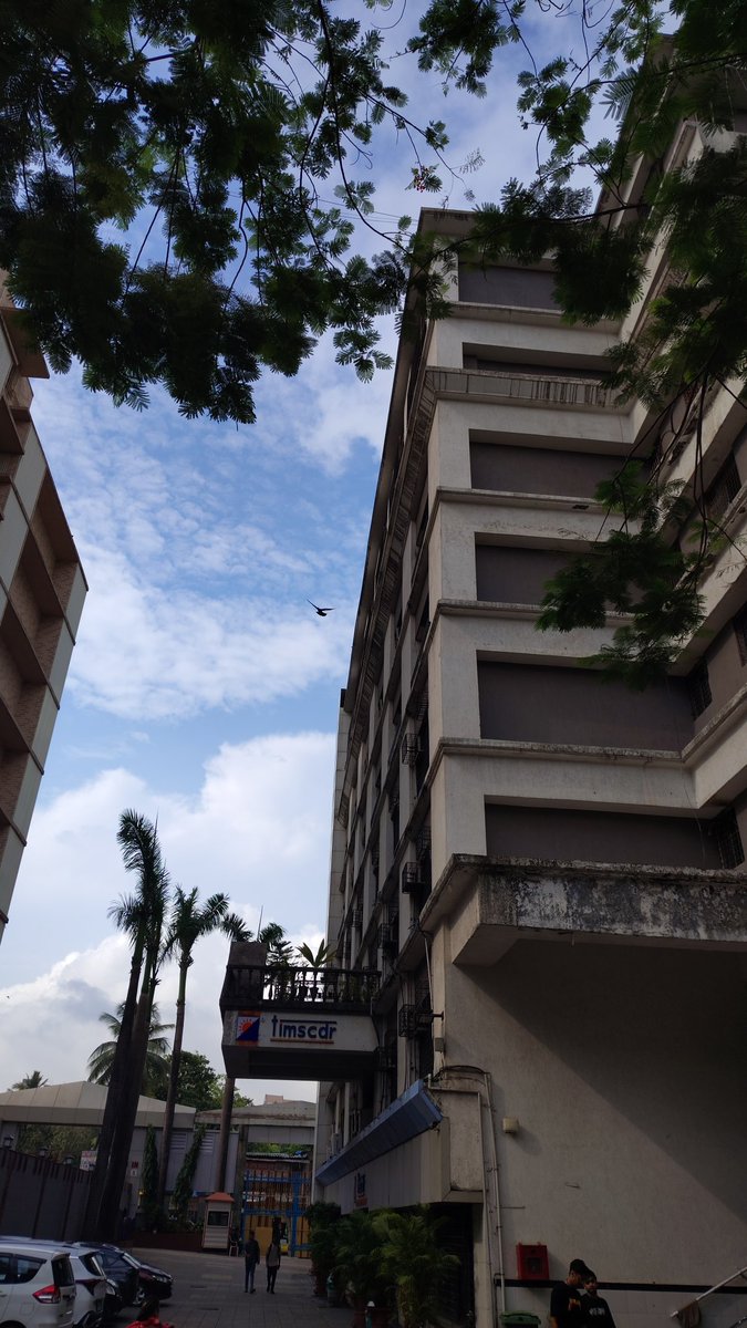 Parth_naik05's tweet photo. First day of college vibes 🎓 #firstdayfunday #iide #thakurcollege https://t.co/tIYzkj4fEc