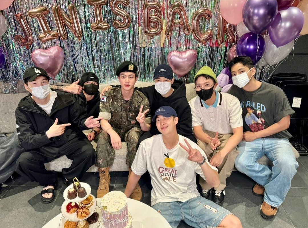 BTS7___ARMY's tweet photo. Ahhhhhh. Jin is back. My ot7

#WelcomeBackJin https://t.co/ZMNabgxfew