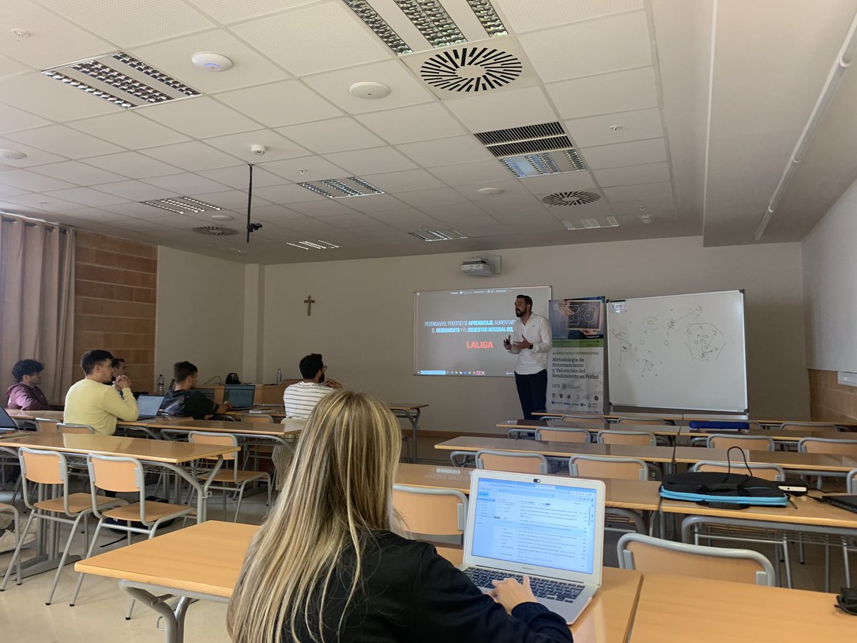 UcvFootball's tweet photo. Penúltima jornada el #MIMEVR24 analizando en profundidad el juego y su práctica de la mano @_APeris y conociendo con detalle el #PlanNacionaldeCanteras con #DavidGarciaGomez https://t.co/AspKxwJLiF