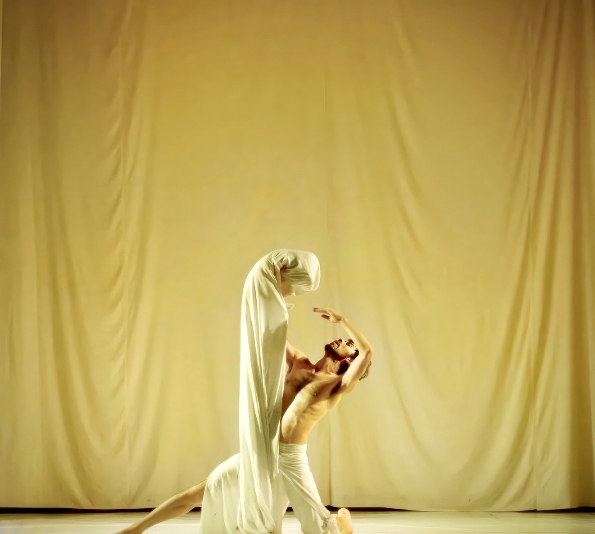KatManakinstu's tweet photo. 🔆<<ENTREMÉS>>
Una obra en la que el protagonista se ve envuelto en un conflicto del que nunca creyó ser víctima. A través del movimiento nos cuenta su universo interno 🌊

#dance #dancer #choreographer #coreógrafa #katherinemanakin #choreographer #dancefilm https://t.co/ZQ2a8jrYes