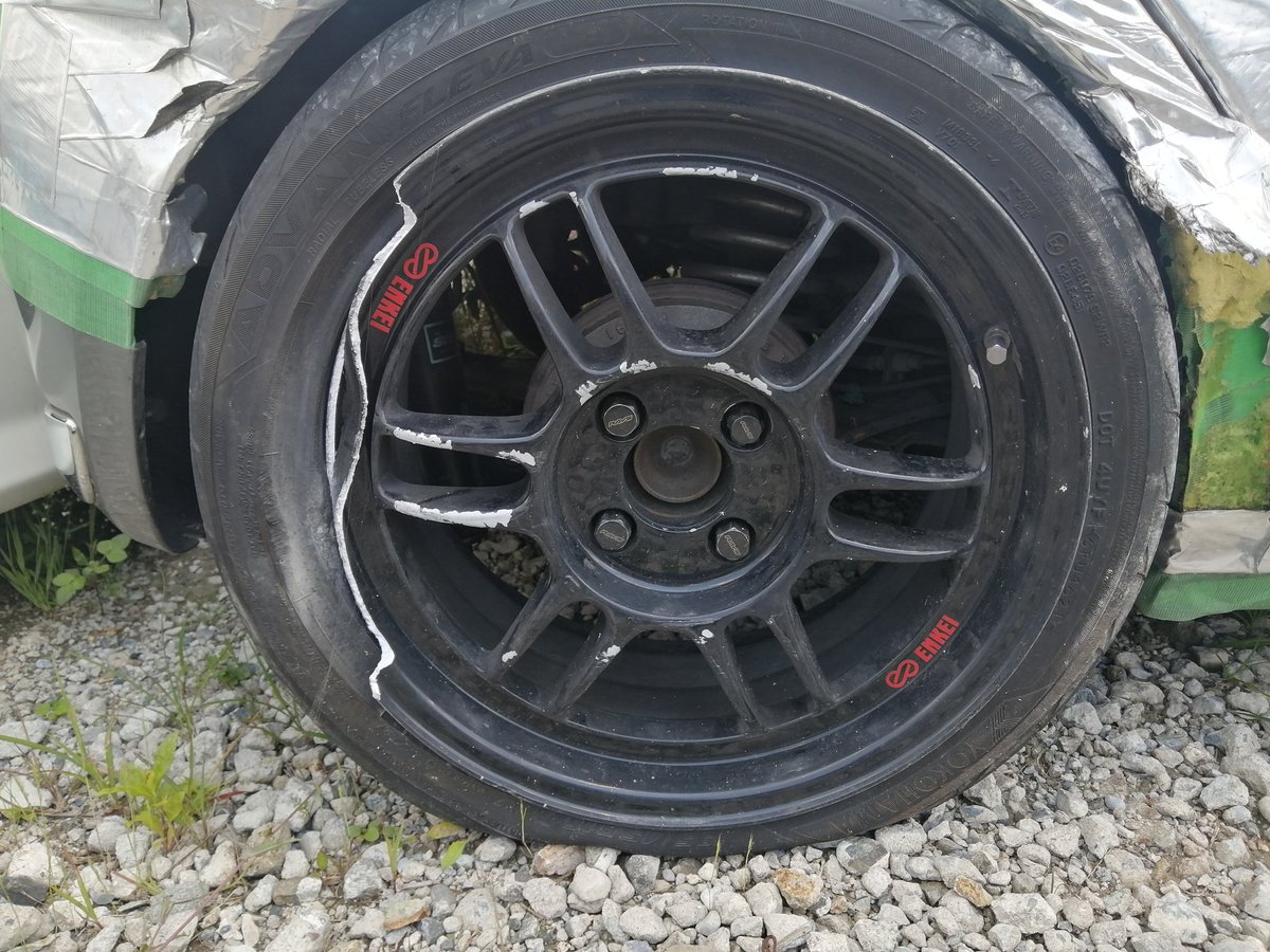事故ってから初めて車見た
ナックル千切れてミッションケース割れてストラット突き抜けてホイールは3本割れてシートレール歪んでる