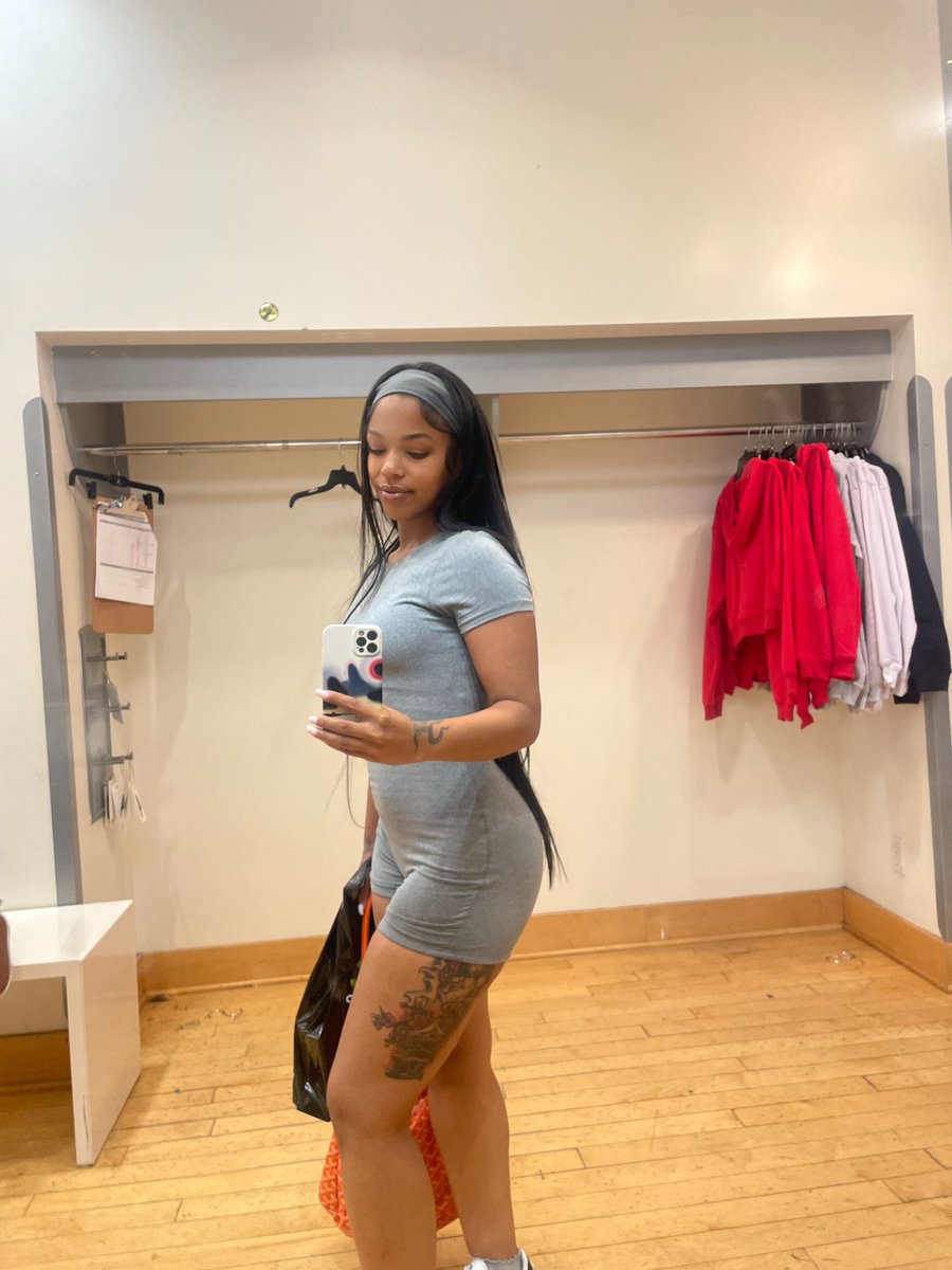 SiganyB's tweet photo. Girls with thick legs > https://t.co/F3KAUJ8dDC