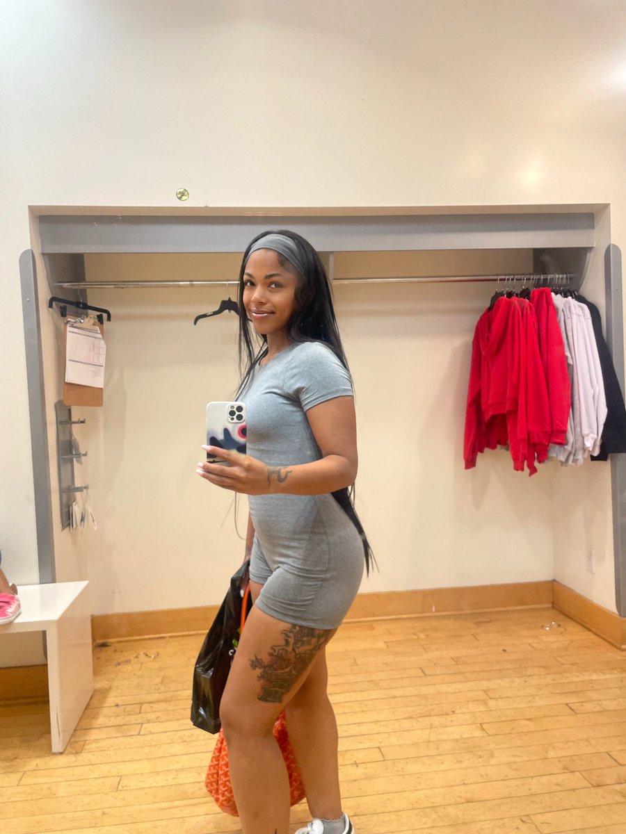 SiganyB's tweet photo. Girls with thick legs > https://t.co/F3KAUJ8dDC